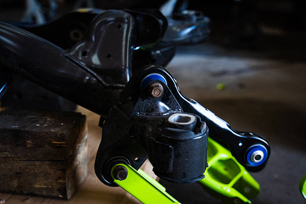 من الشقوق الصغيرة إلى الفشل: كيف تدمر أحمال التعليق المتكررة البطانات المطاطية