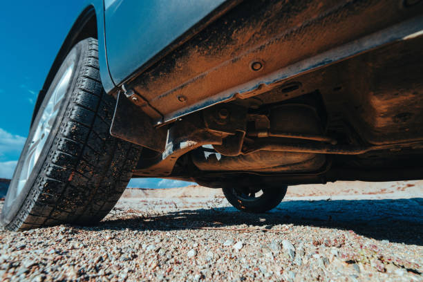 كيف يقوم المهندسون بتحليل خصائص الكلال للبطانات المطاطية في أنظمة تعليق السيارات؟