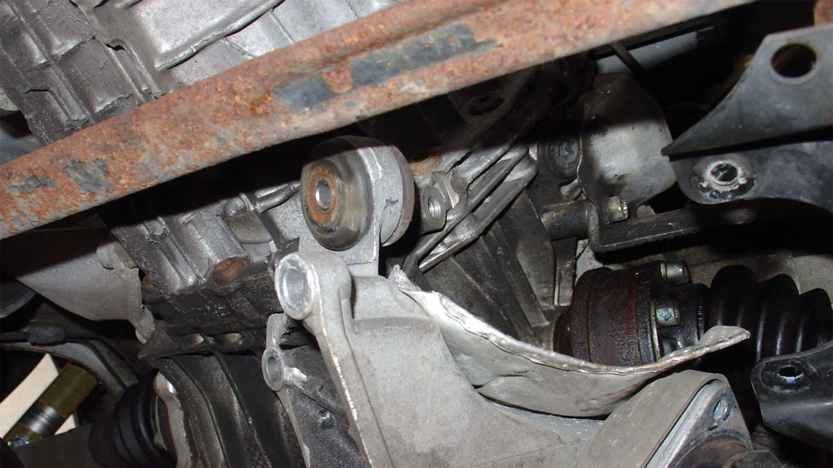 6 علامات على فشل ناقل الحركة (وتكلفة الاستبدال)